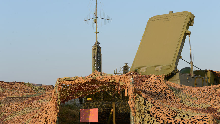 Многофункциональный радиолокатор 92Н6Е ЗРС С-400 на стартовой позиции зенитного ракетного дивизиона
