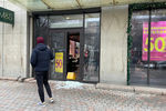 Разбитые во время беспорядков витрины магазина в Алма-Ате, 6 января 2022 года