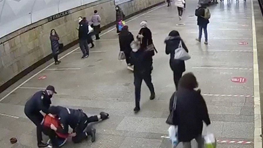 Появилось видео нападения на полицейских в Московском метро