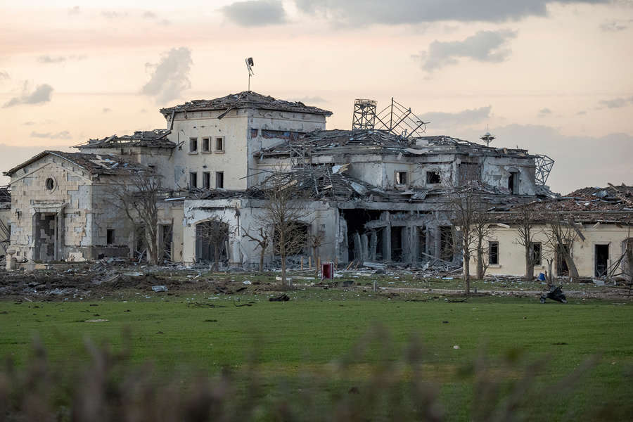 Дом, поврежденный иранской баллистической ракетой, в Эрбиле (Ирак), 13 марта 2022 года 
