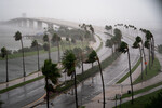 Порывы ветра над заливом в Сарасоте, вызванные ураганом «Иен», Флорида, 28 сентября 2022 года
