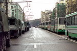 Колонны автобусов и грузовых машин около Театрального центра на Дубровке во время захвата заложников, Москва, 24 октября 2002 года
