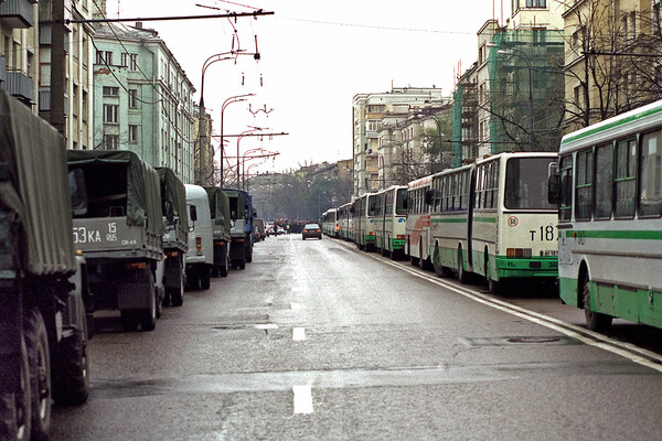 Колонны автобусов и грузовых машин около&nbsp;Театрального центра на&nbsp;Дубровке во время захвата заложников, Москва, 24&nbsp;октября 2002&nbsp;года

