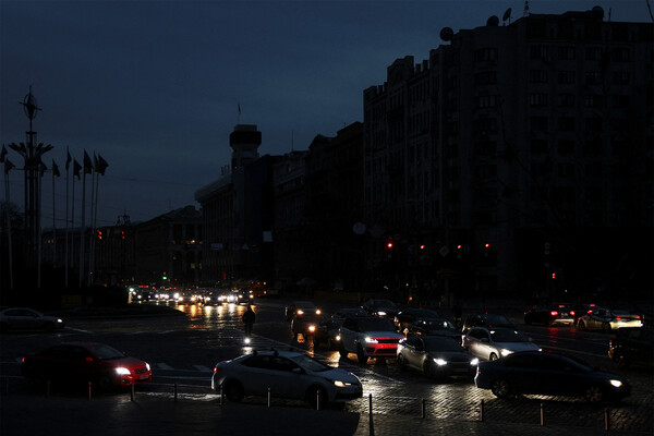 Вид на центр Киева без электричества, Украина, 2022 год