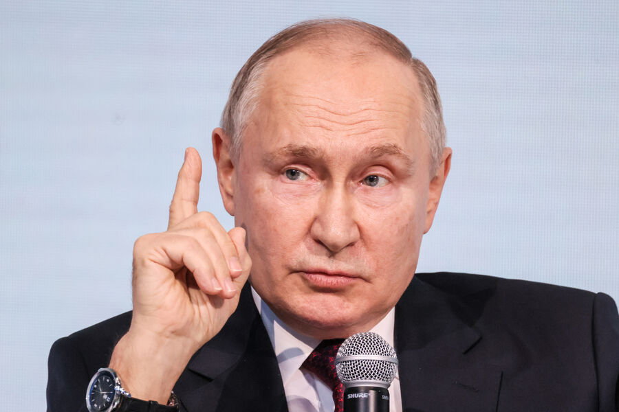 Владимир Путин во время выступления на пленарном заседании в рамках IX Санкт-Петербургского международного культурного форума, 17 ноября 2023 года