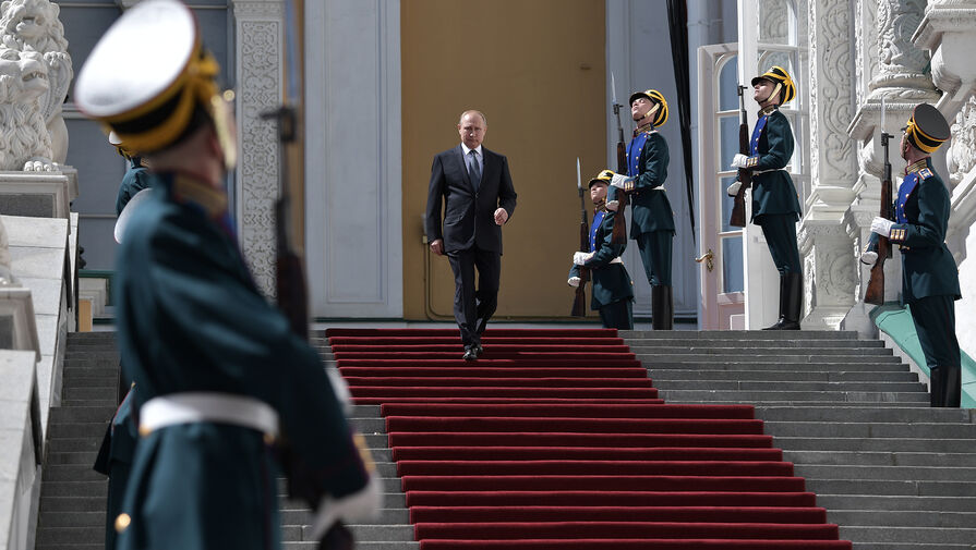 Западные "флешмобы" и отставка кабмина: чего ждать от инаугурации Путина