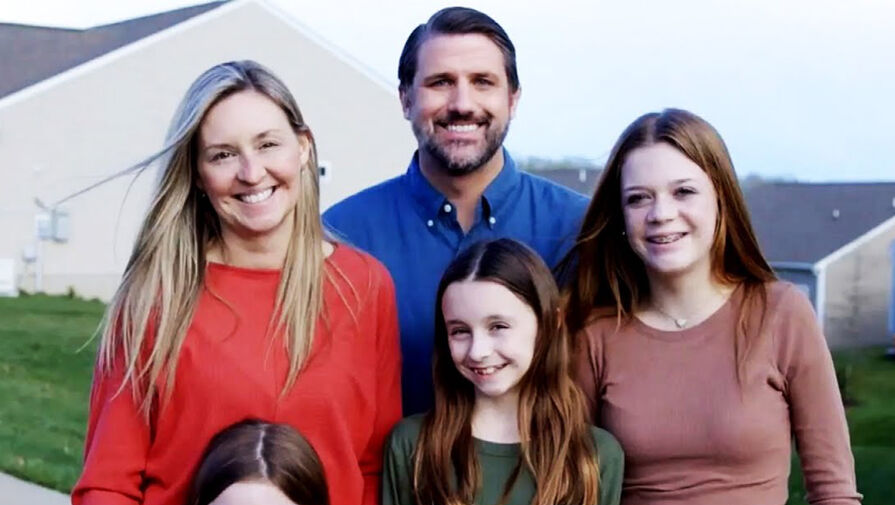 В США кандидат в Конгресс одолжил семью для съемок предвыборного ролика