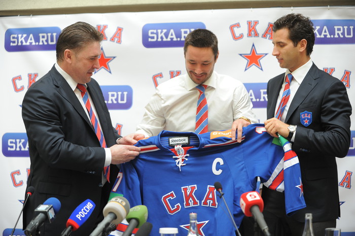 Вице-президент ХК СКА Алексей Касатонов, Илья Ковальчук и вице-президент по&nbsp;маркетингу и развитию бизнеса ХК СКА Роман Ротенберг