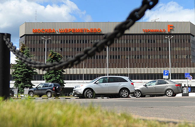 Как рассказал Владимир Путин журналистам, Сноуден сидит в транзитной зоне московского аэропорта Шереметьево