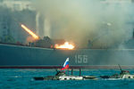 Большой десантный корабль (БДК) Черноморского флота «Ямал» стреляет во время празднования Дня Военно-морского флота России в Севастополе