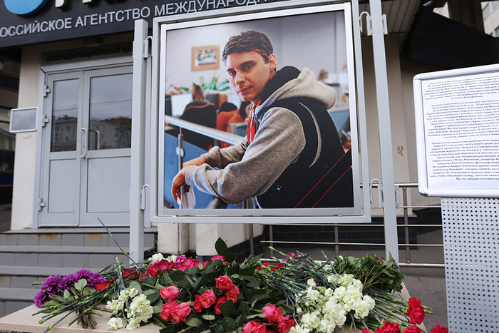 Цветы в память о погибшем на Украине фотокорреспонденте МИА «Россия сегодня» Андрее Стенине у здания агентства