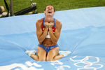 Елена Исинбаева радуется мировому рекорду, установленному на Олимпиаде в Пекине