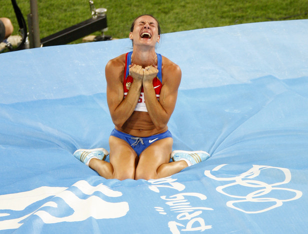 Елена Исинбаева радуется мировому рекорду, установленному на&nbsp;Олимпиаде в&nbsp;Пекине