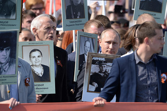 Президент Российской Федерации Владимир Путин и актер Театра имени Вахтангова Василий Лановой во время шествия региональной патриотической общественной организации «Бессмертный полк Москва» по Красной площади