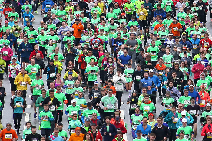Участники забега на&nbsp;21,1 км во время полумарафона по&nbsp;набережным столицы 