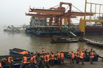Поисково-спасательные работы на реке Янцзы в Китае