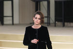 Кристен Стюарт на показе Chanel на Неделе высокой моды в Париже