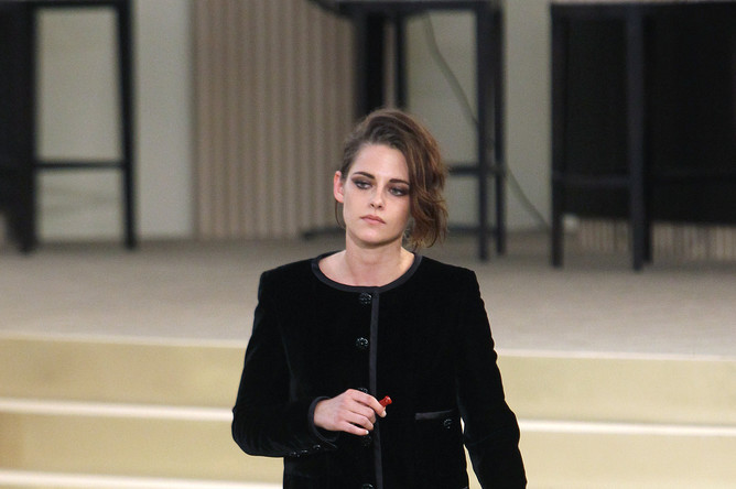 Кристен Стюарт на показе Chanel на Неделе высокой моды в Париже