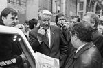Председатель Верховного Совета РСФСР Борис Ельцин (в центре) беседует с рабочими объединения «Кировский завод», 1 апреля 1991 года