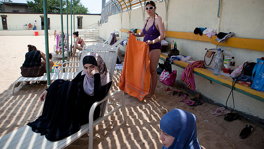 Девушки-мусульманки на&nbsp;женском пляже в&nbsp;Махачкале, 2012&nbsp;год