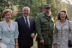 Раиса Горбачева, Михаил Горбачев и Фидель Кастро с супругой во время встречи в резиденции на Кубе, 1989 год