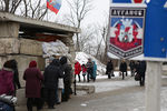 Местные жители на пропускном пункте «Станица Луганская», который является единственным переходом для мирных жителей между территорией, подконтрольной правительству Украины, и ЛНР