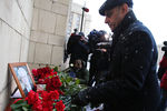 Мужчина возлагает цветы у здания МИД РФ в Москве в связи с кончиной постоянного представителя России при ООН Виталия Чуркина