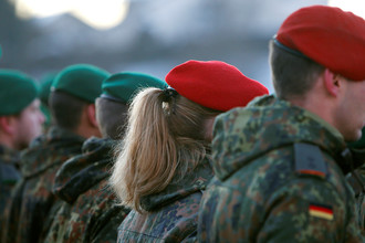 Военнослужащие Бундесвера на церемонии прощания перед отправкой в Литву, январь 2017 года