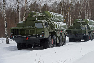 Пусковые установки зенитной ракетной системы С-400 «Триумф» и самоходный зенитный ракетно-пушечный комплекс Панцирь-С1 на марше в Подмосковье, январь 2016 года