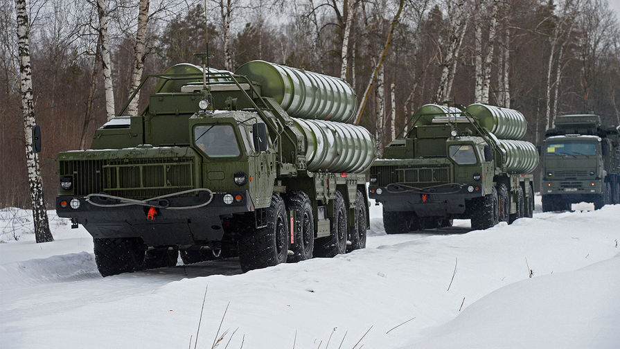 Пусковые установки зенитной ракетной системы С-400 «Триумф» и самоходный зенитный ракетно-пушечный комплекс Панцирь-С1 на марше в Подмосковье, январь 2016 года