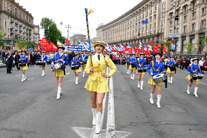 Участники первомайской демонстрации в Киеве, 1 мая 2017 года
