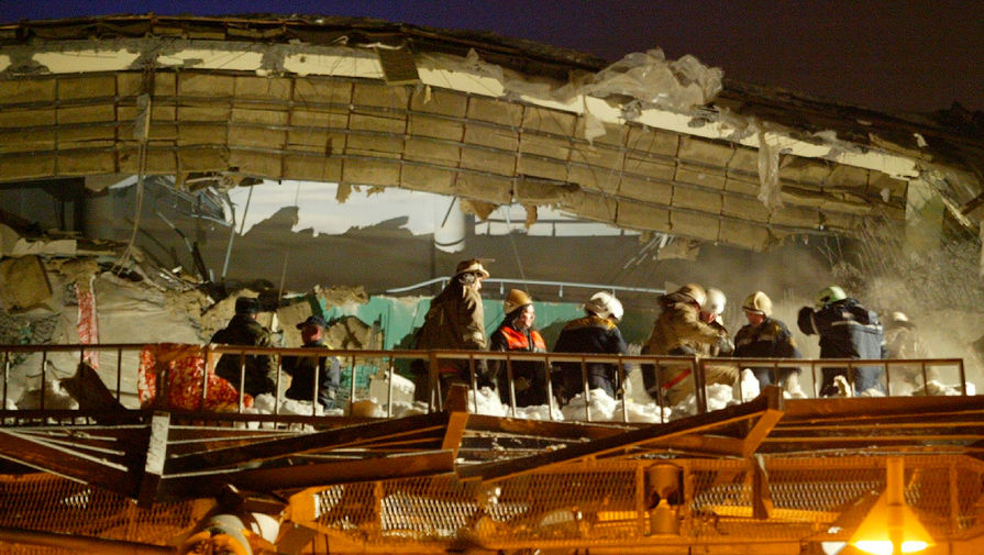 Спасательные работы на месте обрушения крыши «Трансвааль-парка» в московском Ясенево, 14 февраля 2004 года