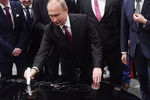 Президент России Владимир Путин принимает участие в церемонии открытия завода по производству легковых автомобилей «Мерседес-Бенц» концерна Daimler в Подмосковье, 3 апреля 2019 года