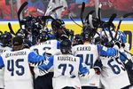 Игроки сборной Финляндии радуются победе в полуфинальном мачте чемпионата мира по хоккею между сборными командами России и Финляндии