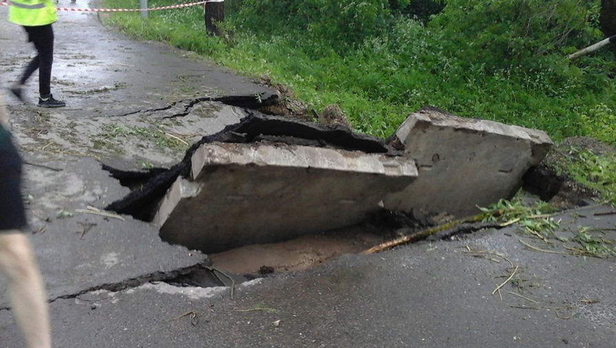 На месте обрушения автомобильного моста в Новой Москве, 10 июня 2020 года