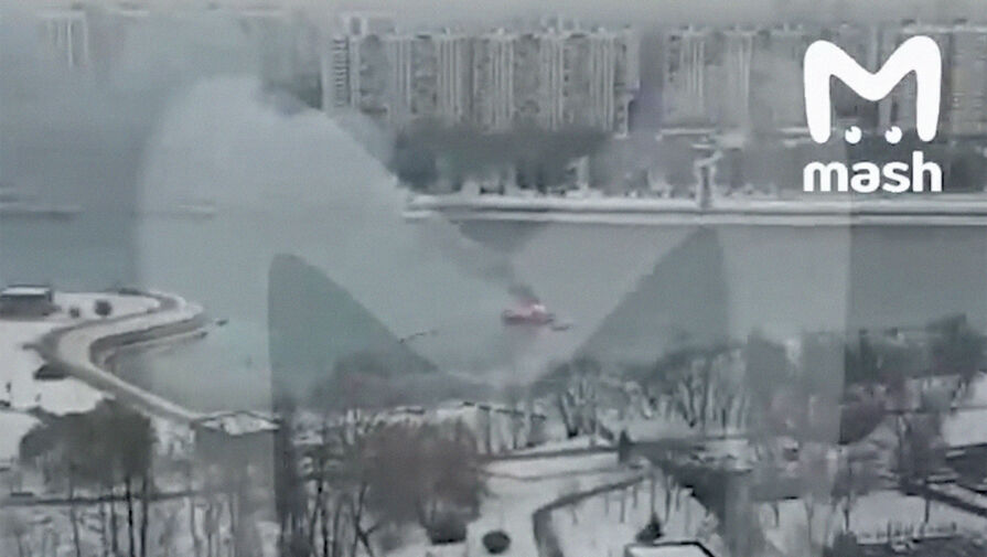 На юге Москвы загорелось пришвартованное судно