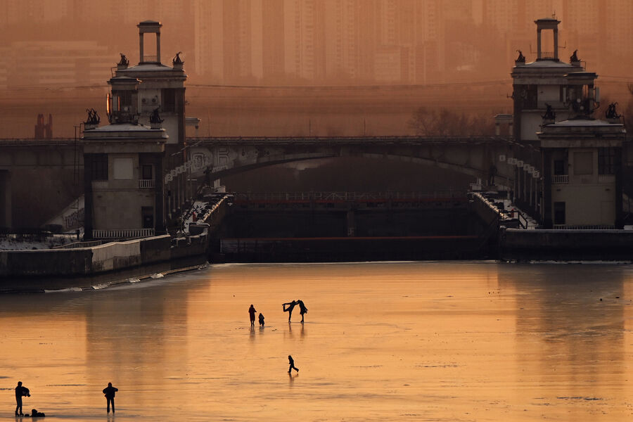 Люди катаются на&nbsp;коньках по&nbsp;замерзшему каналу имени Москвы, 7&nbsp;декабря 2022&nbsp;года