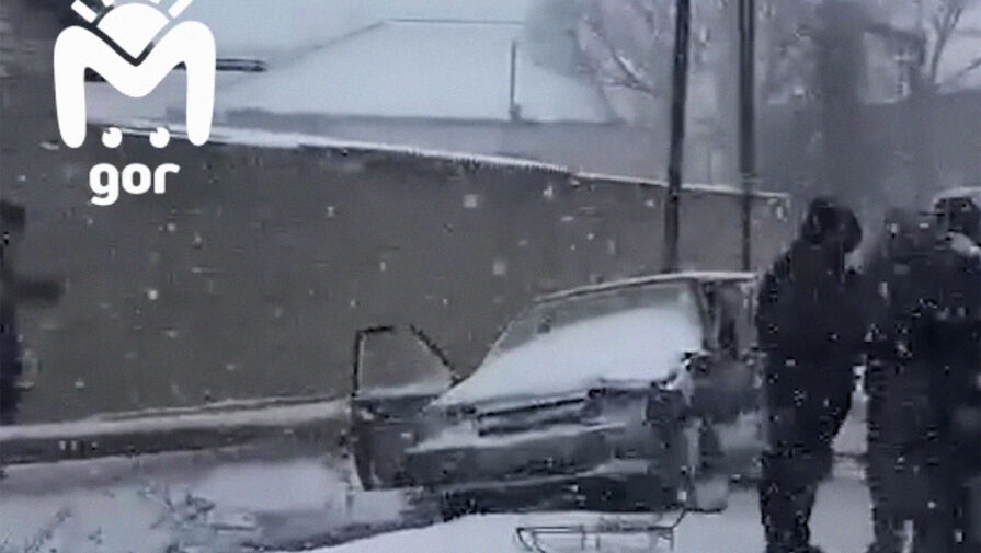 Под Махачкалой дрифтующий автомобиль влетел в столб, погиб подросток