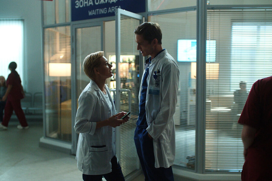 <b>«Склиф» &mdash; 1&nbsp;сезон, реж. Мария Агранович</b>
<br><br>
<b>Где и когда смотреть:</b> на&nbsp;Кинопоиске, Kion, Premier и «Иви» &mdash; с&nbsp;2 декабря
<br><br>
Медицинская драма о&nbsp;хирурге-травматологе из&nbsp;института скорой помощи, которая пытается преодолеть стеклянный потолок и взобраться на&nbsp;вершину карьерной лестницы. В&nbsp;главной роли &mdash; Кристина Асмус.
