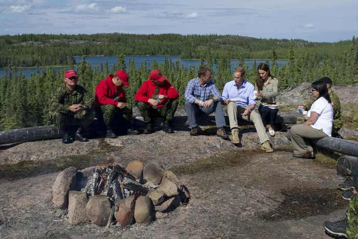 Уильям и Кейт обедают арктическим гольцом во время посещения озера Блэтчфорд вместе с&nbsp;членами резервного подразделения вооружённых сил Канады Canadian Rangers и министрами обороны и здравоохранения.