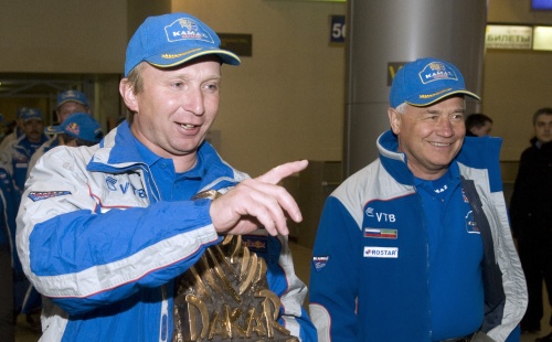 Владимир Чагин (слева) и Семен Якубов во время чествования команды после «Ралли Дакар». Январь 2010 года