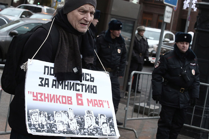 Участник пикета в поддержку проекта амнистии около Госдумы, 16 декабря 2013