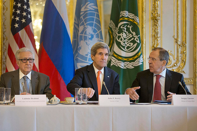 Спецпредставитель ООН и Лиги арабских государств по Сирии Лахдар Брахими, госсекретарь США Джон Керри и министр иностранных дел России Сергей Лавров.