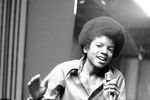 Фото 1972 года, на нем Майклу Джексону 13 лет. Он - самый младший участник семейного коллектива «Jackson Five». В своих мемуарах Джексон благодарит коллектив за старт своей карьеры, но время работы в «пятерке» вспоминает с ужасом. 