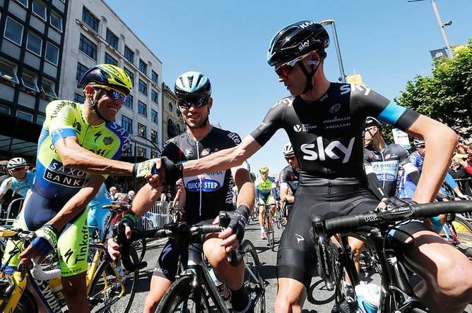 Испанец Альберто Контадор, член команды Tinkoff-Saxo, британец Марк Кавендиш, член команды Omega Pharma-Quick Step, британец Кристофер Фрум, член команды Team Sky, позируют перед началом первого этапа гонки