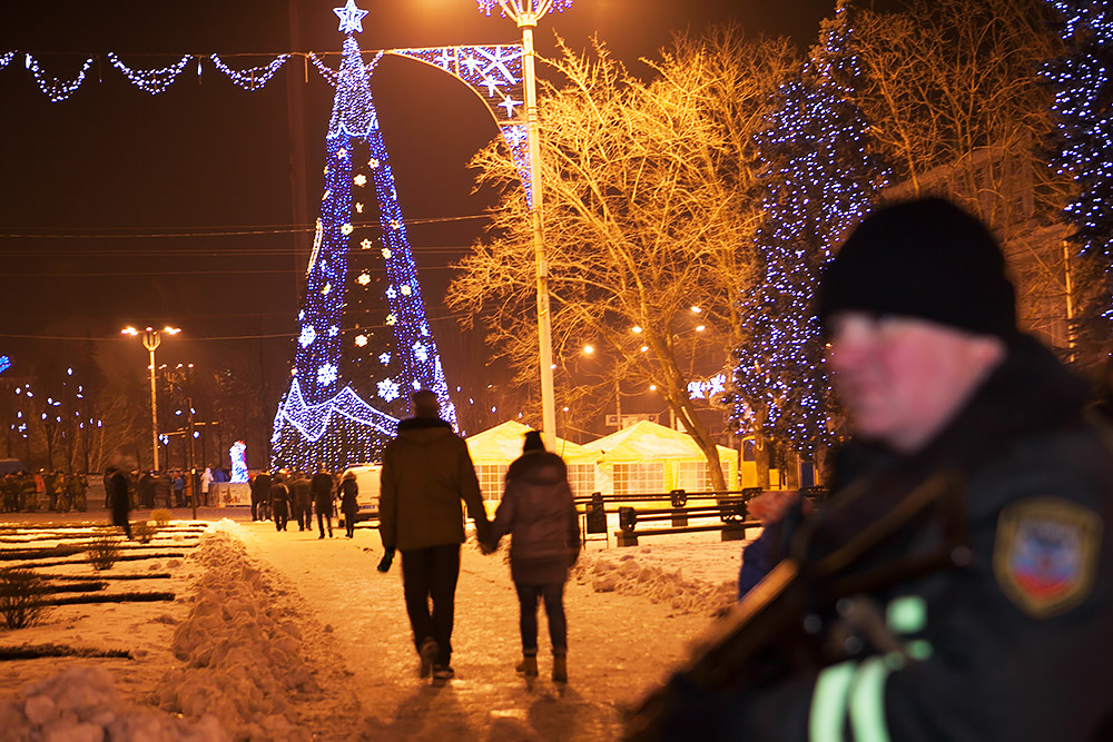 Жители города у новогодней елки в центре города