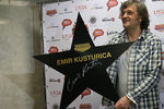 Режиссер и музыкант Эмир Кустурица с именной звездой перед началом Балканского концерта в Государственном Кремлевском дворце