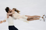 Габриэлла Пападакис и Гийом Сизерон (Франция) во время выступления в произвольной программе танцев на чемпионате мира по фигурному катанию в Шанхае