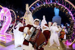 Музыканты и артисты во время парада Снегурочек на Тверском бульваре в рамках фестиваля «Путешествие в Рождество»