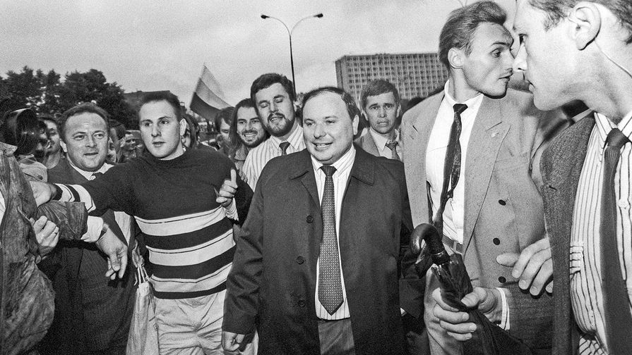 Егор Гайдар среди защитников Белого дома год спустя, в августе 1992 года